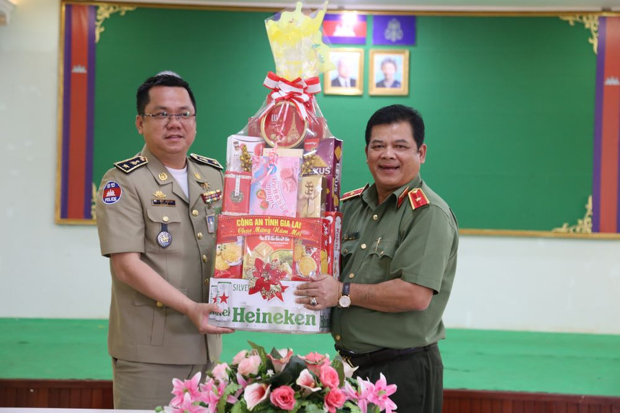 Thiếu tướng Rah Lan Lâm-Giám đốc Công an tỉnh Gia Lai (bìa phải) tặng quà cho Công an tỉnh Ratanakiri. Ảnh: Hữu Trường