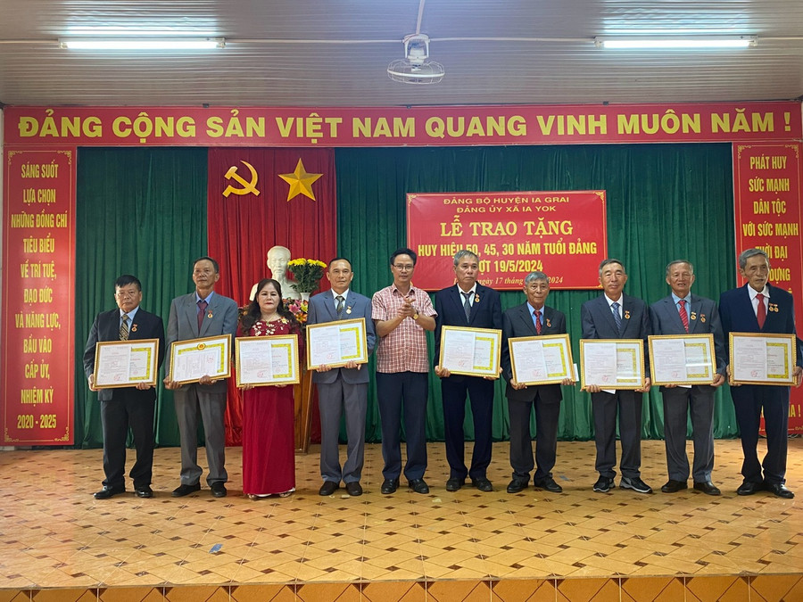 9 đảng viên thuộc Đảng bộ xã Ia Yok, huyện Ia Grai được nhận huy hiệu Đảng đợt 19-5. Ảnh: Phương Lộc 9 đảng viên thuộc Đảng bộ xã Ia Yok, huyện Ia Grai được nhận huy hiệu Đảng đợt 19-5. Ảnh: Phương Lộc