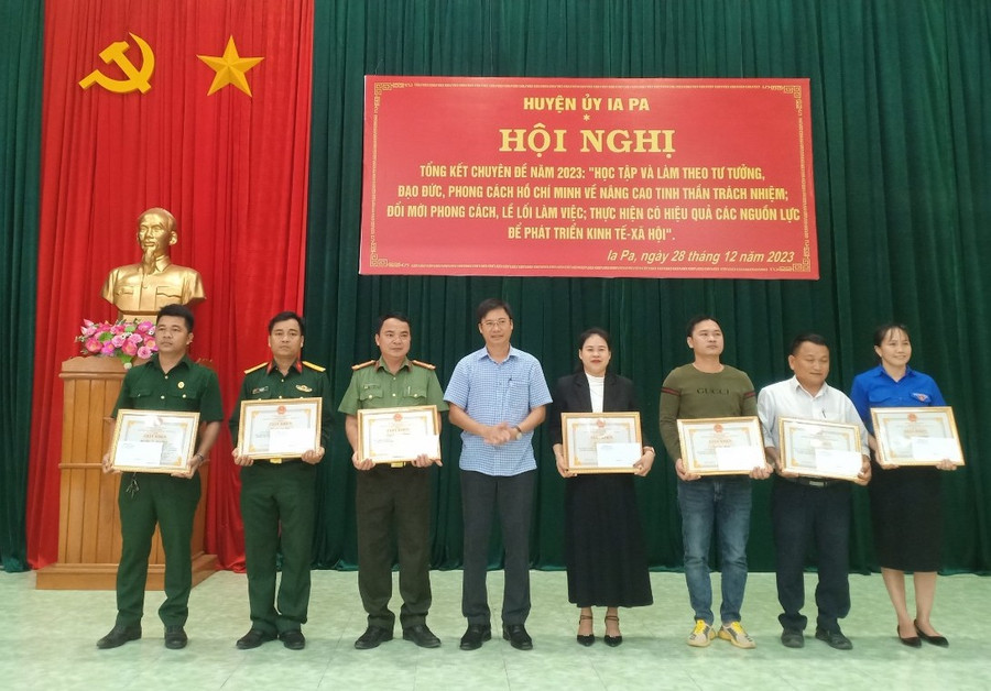 Chủ tịch UBND huyện Ia Pa tặng giấy khen cho các tập thể, cá nhân. Ảnh: Như Loan Chủ tịch UBND huyện Ia Pa tặng giấy khen cho các tập thể, cá nhân. Ảnh: Như Loan