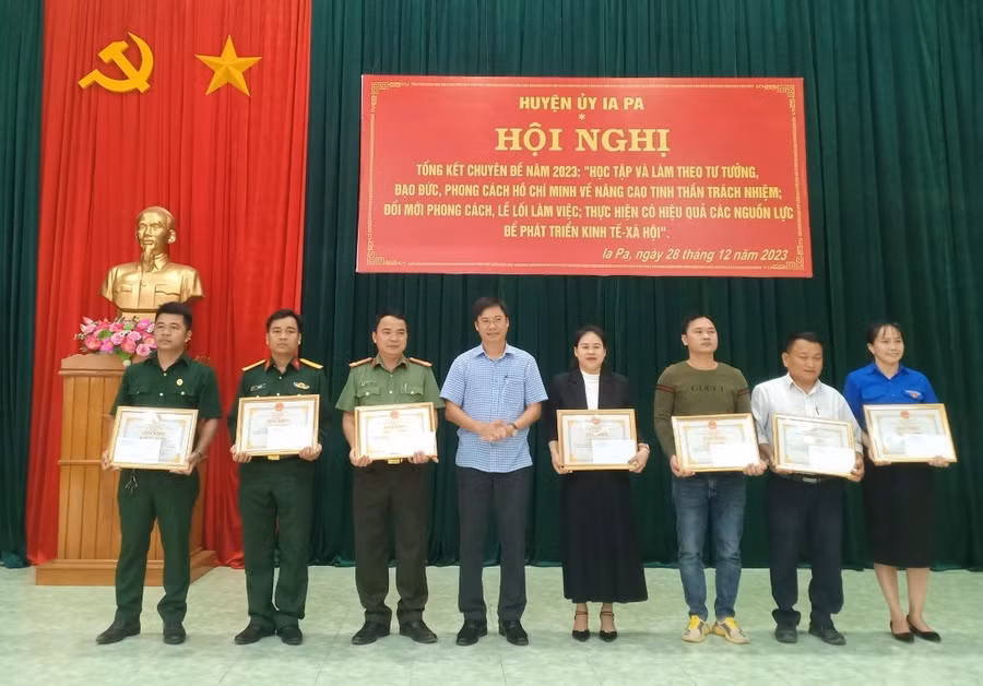 Chủ tịch UBND huyện Ia Pa tặng giấy khen cho các tập thể, cá nhân. Ảnh: Như Loan
