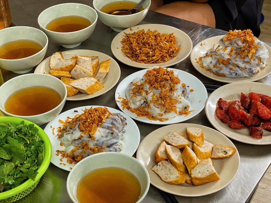 Bánh cuốn đậm chất truyền thống Việt Nam dễ dàng thu hút sự quan tâm, yêu thích của du khách quốc tế. Ảnh: Ngoc Anh Hoang/Báo Lao Động