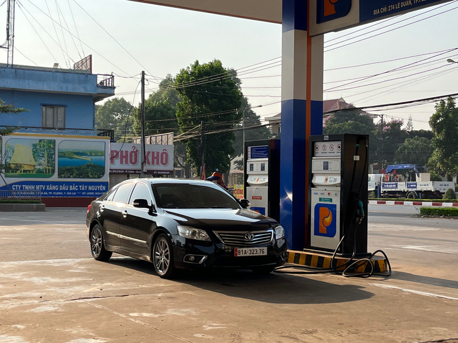 Giá xăng chiều 24-5 giảm 310-320 đồng/lít. Ảnh: Phương Vi Giá xăng chiều 24-5 giảm 310-320 đồng/lít. Ảnh: Phương Vi