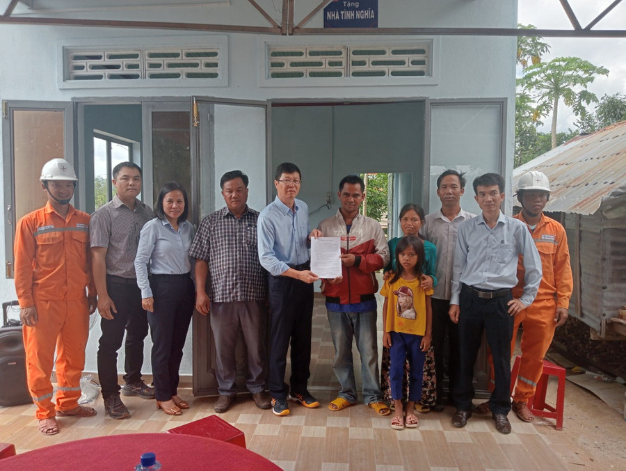 Đại diện lãnh đạo Công ty Điện lực Gia Lai trao nhà cho gia đình bà Rơ H'Yôn. Ảnh: Nguyễn Văn Chi Đại diện lãnh đạo Công ty Điện lực Gia Lai trao nhà cho gia đình bà Rơ H'Yôn. Ảnh: Nguyễn Văn Chi