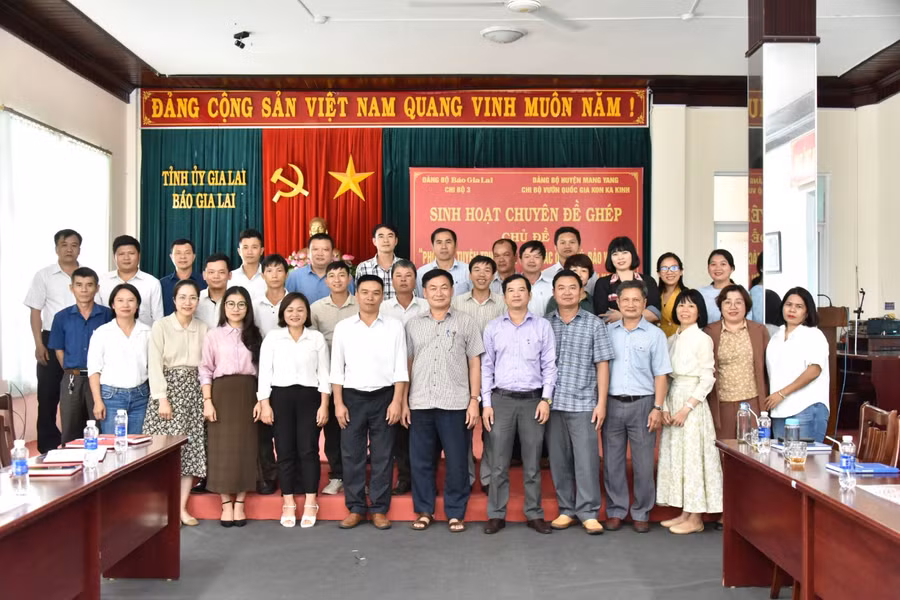 Đảng viên các chi bộ tham gia sinh hoạt chụp hình lưu niệm. Ảnh: Đ.T