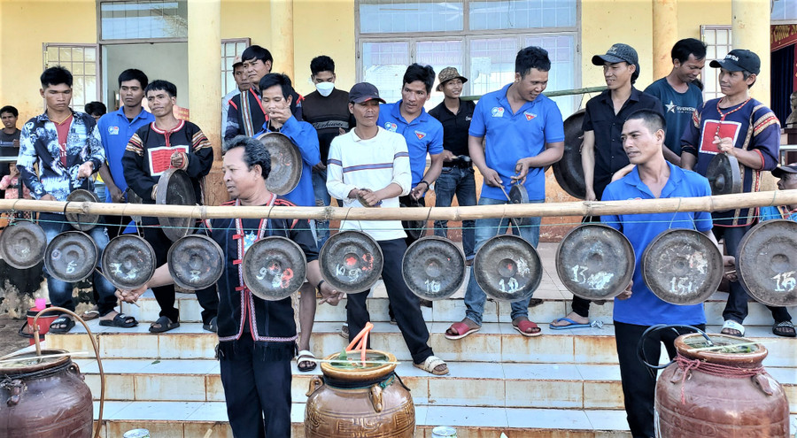 Các thành viên Câu lạc bộ Cồng chiêng thanh niên và nghệ nhân cùng hòa tấu tại lễ ra mắt. Ảnh: Hà Đức Thành Các thành viên Câu lạc bộ Cồng chiêng thanh niên và nghệ nhân cùng hòa tấu tại lễ ra mắt. Ảnh: Hà Đức Thành