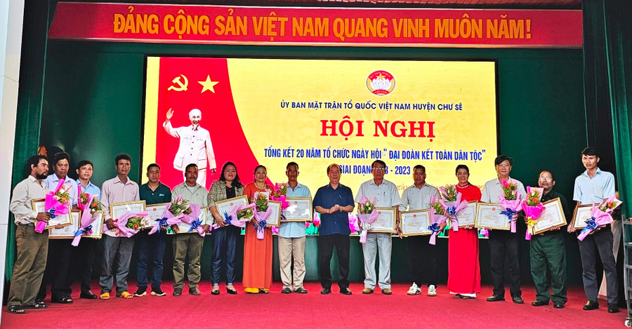 Chủ tịch UBND huyện Chư Sê đã khen thưởng cho 15 tập thể và 30 cá nhân có thành tích xuất sắc trong tổ chức Ngày hội đại đoàn kết toàn dân tộc giai đoạn 2003-2023. Ảnh: Mỹ Đức Chủ tịch UBND huyện Chư Sê đã khen thưởng cho 15 tập thể và 30 cá nhân có thành tích xuất sắc trong tổ chức Ngày hội đại đoàn kết toàn dân tộc giai đoạn 2003-2023. Ảnh: Mỹ Đức