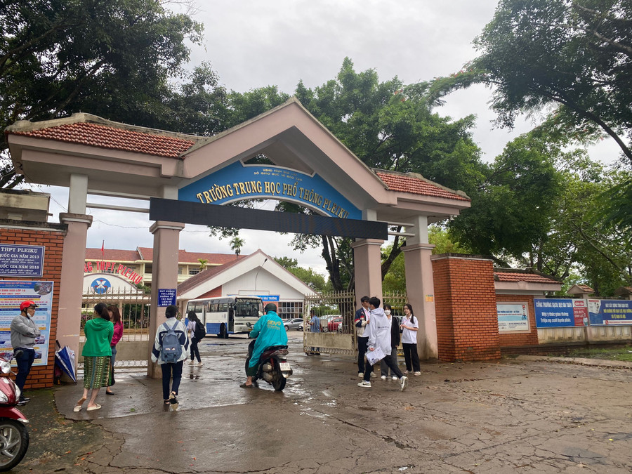 Các thí sinh dự thi tại điểm thi Trường THPT Pleiku. Ảnh: Minh Thi Các thí sinh dự thi tại điểm thi Trường THPT Pleiku. Ảnh: Minh Thi