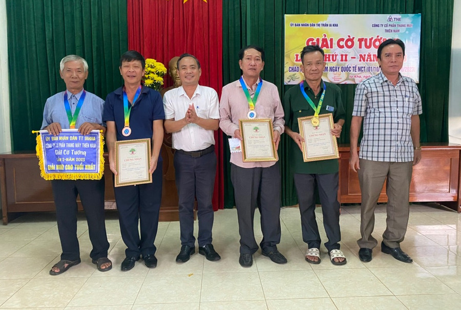 Ban tổ chức trao huy chương, giấy chứng nhận cùng phần thưởng cho các kỳ thủ đoạt giải. Ảnh: Phương Lộc Ban tổ chức trao huy chương, giấy chứng nhận cùng phần thưởng cho các kỳ thủ đoạt giải. Ảnh: Phương Lộc