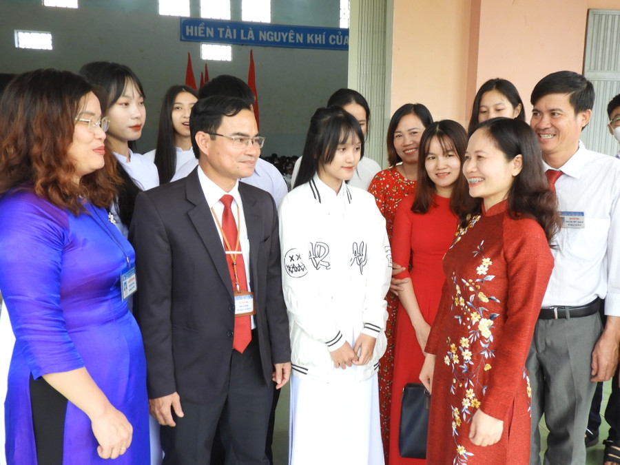 Phó Trưởng đoàn chuyên trách Đoàn đại biểu Quốc hội tỉnh Siu Hương (thứ 2 từ phải sang) trò chuyện cùng thầy và trò Trường THPT Mạc Đĩnh Chi (huyện Chư Păh). Ảnh: Thanh Nhật Phó Trưởng đoàn chuyên trách Đoàn đại biểu Quốc hội tỉnh Siu Hương (thứ 2 từ phải sang) trò chuyện cùng thầy và trò Trường THPT Mạc Đĩnh Chi (huyện Chư Păh). Ảnh: Thanh Nhật