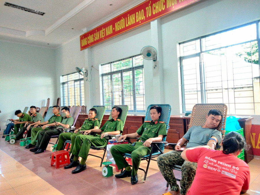 Các chiến sĩ Công an tham gia hiến máu tại buổi lễ phát động. Ảnh: Hồng Ngọc