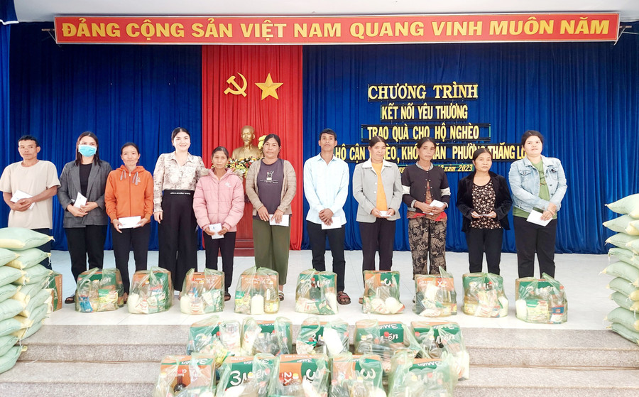 Đoàn tình nguyện tặng quà cho các hộ nghèo, cận nghèo và khó khăn trên địa bàn phường Thắng Lợi. Ảnh: Bá Bính