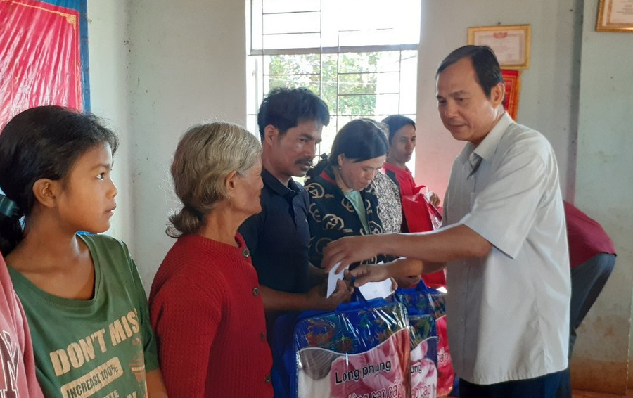 Trưởng ban Nội chính Tỉnh ủy Võ Thanh Hùng tặng quà cho bà con làng Hố Lâm. Ảnh: Hoàng Viên Trưởng ban Nội chính Tỉnh ủy Võ Thanh Hùng tặng quà cho bà con làng Hố Lâm. Ảnh: Hoàng Viên