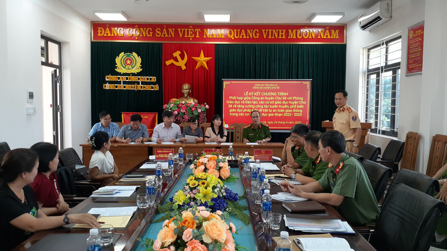 Ký kết giáo dục pháp luật về an toàn giao thông trong các cơ sở giáo dục ở Chư Sê ảnh 1 Ký kết giáo dục pháp luật về an toàn giao thông trong các cơ sở giáo dục ở Chư Sê ảnh 1