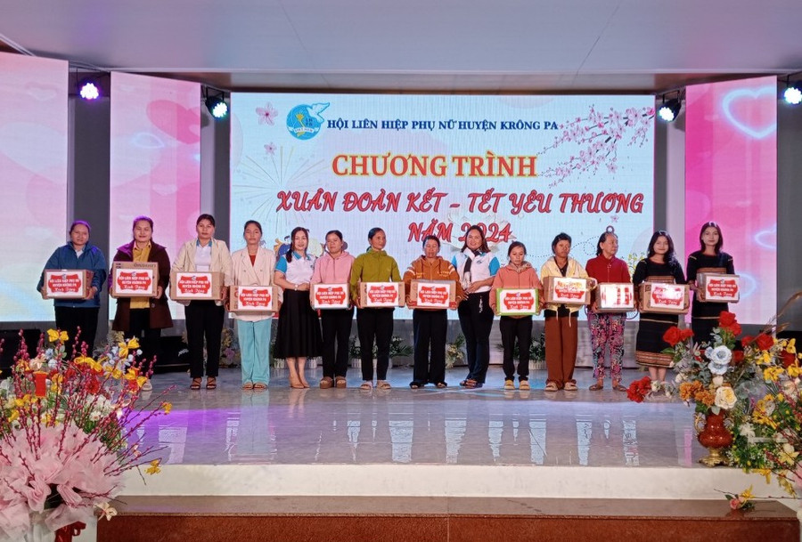 Lãnh đạo Hội Liên hiệp phụ nữ huyện Krông Pa trao quà cho các hội viên có hoàn cảnh khó khăn. Ảnh: Nguyễn Chi Lãnh đạo Hội Liên hiệp phụ nữ huyện Krông Pa trao quà cho các hội viên có hoàn cảnh khó khăn. Ảnh: Nguyễn Chi