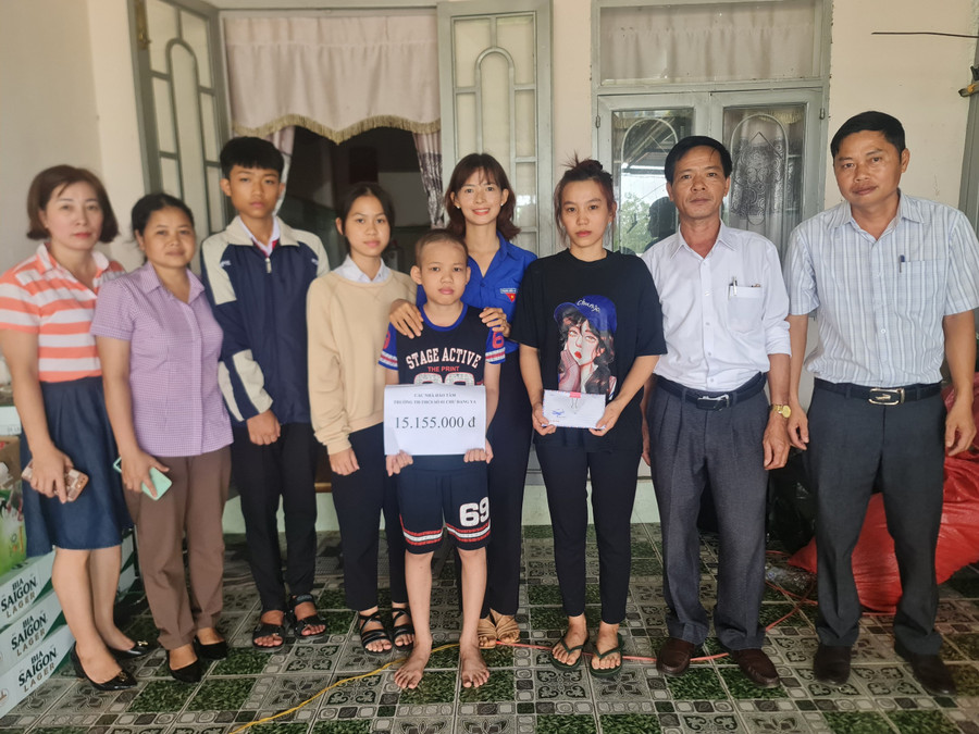 Ban Chấp hành Đoàn xã Chư Đang Ya trao kinh phí hỗ trợ gia đình em Nguyễn Đào Uy Vũ. Ảnh: Kỳ Anh