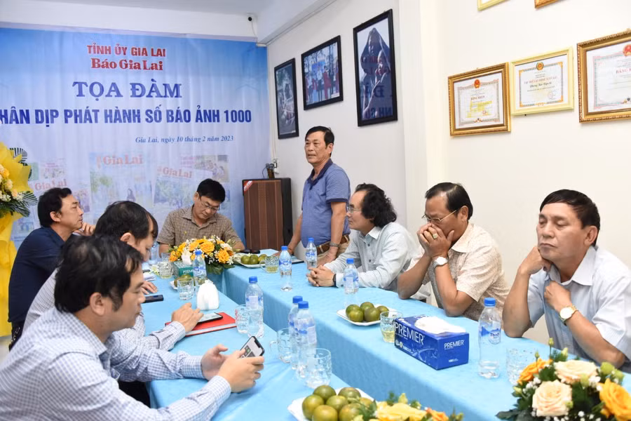 Nguyên Phó Tổng biên tập Báo Gia Lai Bùi Tấn Sỹ phát biểu tại buổi tọa đàm. Ảnh: Đức Thụy