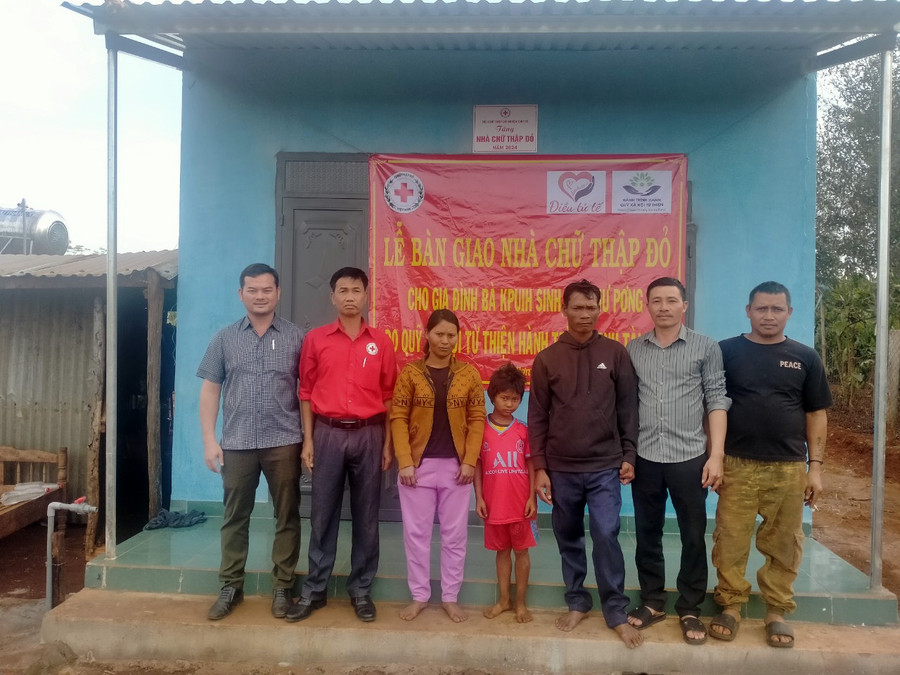 Đoàn công tác bàn giao nhà Chữ thập đỏ cho gia đình chị Kpuih Sinh (làng Hố Lâm, xã Chư Pơng, huyện Chư Sê). Ảnh: Hồng Ngọc Đoàn công tác bàn giao nhà Chữ thập đỏ cho gia đình chị Kpuih Sinh (làng Hố Lâm, xã Chư Pơng, huyện Chư Sê). Ảnh: Hồng Ngọc