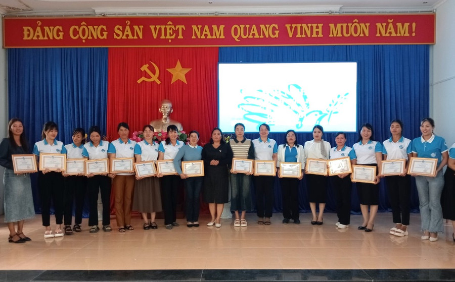 Nhiều cá nhân, tập thể được khen thưởng vì có thành tích xuất sắc trong công tác Hội Phụ nữ năm 2023. Ảnh: Nguyễn Chi