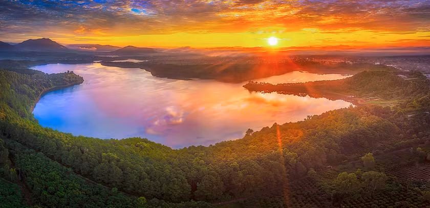 Sắc màu bình minh trên Biển Hồ. Ảnh: Lê Văn Vinh