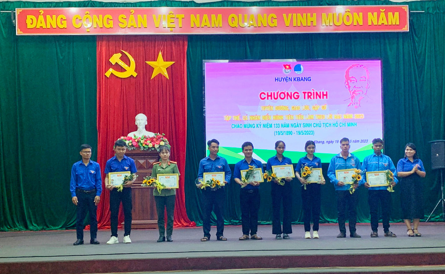 Các thanh niên tiên tiến làm theo lời Bác được tuyên dương tại hội nghị. Ảnh: Hà Duyệt Các thanh niên tiên tiến làm theo lời Bác được tuyên dương tại hội nghị. Ảnh: Hà Duyệt