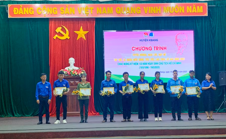 Các thanh niên tiên tiến làm theo lời Bác được tuyên dương tại hội nghị. Ảnh: Hà Duyệt