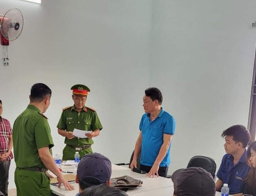 Cơ quan chức năng thi hành Quyết định khởi tố bị can, Lệnh khám xét chỗ ở và nơi làm việc, Lệnh bắt bị can để tạm giam đối với các bị can trên. Ảnh: Công an tỉnh Cơ quan chức năng thi hành Quyết định khởi tố bị can, Lệnh khám xét chỗ ở và nơi làm việc, Lệnh bắt bị can để tạm giam đối với các bị can trên. Ảnh: Công an tỉnh