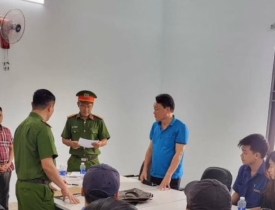 Cơ quan chức năng thi hành Quyết định khởi tố bị can, Lệnh khám xét chỗ ở và nơi làm việc, Lệnh bắt bị can để tạm giam đối với các bị can trên. Ảnh: Công an tỉnh