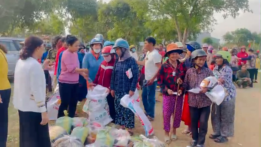 Đoàn từ thiện trao quà cho bà con làng Brieng, xã Kông Bơ La. Ảnh: B.H