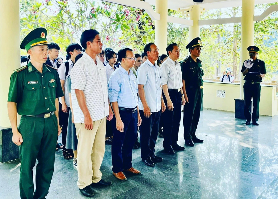 Cán bộ chiến sĩ Đồn Biên phòng Cửa khẩu Quốc tế Lệ Thanh cùng thầy-cô giáo và các em học sinh vào viếng các anh hùng liệt sĩ đã hy sinh trong công cuộc bảo vệ biên giới Tây Nam. Ảnh: Kiên Quyết Cán bộ chiến sĩ Đồn Biên phòng Cửa khẩu Quốc tế Lệ Thanh cùng thầy-cô giáo và các em học sinh vào viếng các anh hùng liệt sĩ đã hy sinh trong công cuộc bảo vệ biên giới Tây Nam. Ảnh: Kiên Quyết