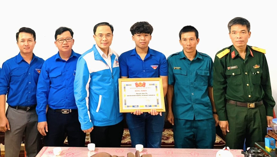 Anh Đỗ Đức Thanh-Phó Bí thư Tỉnh Đoàn (thứ 3 từ trái sang) tặng bằng khen cho anh Nguyễn Lâm Hà, tổ 3, thị trấn Chư Ty, huyện Đức Cơ. Ảnh: Hà Đức Thành Anh Đỗ Đức Thanh-Phó Bí thư Tỉnh Đoàn (thứ 3 từ trái sang) tặng bằng khen cho anh Nguyễn Lâm Hà, tổ 3, thị trấn Chư Ty, huyện Đức Cơ. Ảnh: Hà Đức Thành