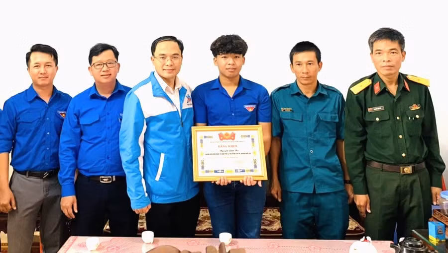 Anh Đỗ Đức Thanh-Phó Bí thư Tỉnh Đoàn (thứ 3 từ trái sang) tặng bằng khen cho anh Nguyễn Lâm Hà, tổ 3, thị trấn Chư Ty, huyện Đức Cơ. Ảnh: Hà Đức Thành