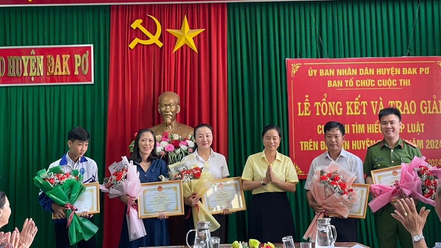 Ban tổ chức trao giải cho các cá nhân có đáp án chính xác nhất. Ảnh: Tuyết Mai Ban tổ chức trao giải cho các cá nhân có đáp án chính xác nhất. Ảnh: Tuyết Mai