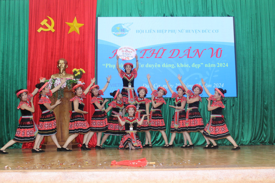 Tiết mục của Hội Liên hiệp phụ nữ xã Ia Dom. Ảnh: Lê Văn Châu Tiết mục của Hội Liên hiệp phụ nữ xã Ia Dom. Ảnh: Lê Văn Châu