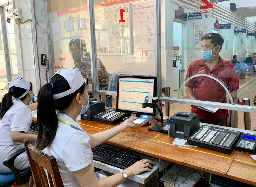 Người dân làm thủ tục khám-chữa bệnh BHYT tại Bệnh viện Đa khoa tỉnh. Ảnh: Như Nguyện