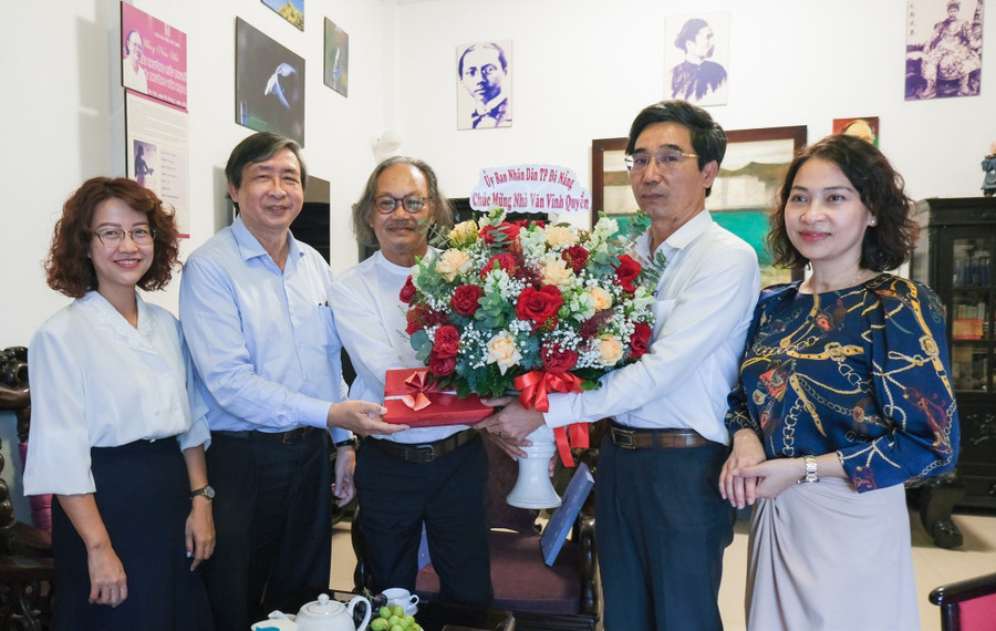 Lãnh đạo TP. Đà Nẵng thăm và chúc mừng nhà văn Vĩnh Quyền (thứ 3 từ trái) tại nhà riêng. Ảnh: Mai Quang