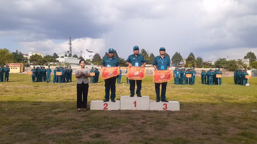 Đồng chí Rmah H’ Bét Nét-Phó Bí thư Huyện uỷ, Chủ tịch UBND huyện tặng cờ và giải thưởng cho các đơn vị đạt giải nhất, nhì, ba toàn đoàn. Ảnh: Hoàng Viên Đồng chí Rmah H’ Bét Nét-Phó Bí thư Huyện uỷ, Chủ tịch UBND huyện tặng cờ và giải thưởng cho các đơn vị đạt giải nhất, nhì, ba toàn đoàn. Ảnh: Hoàng Viên