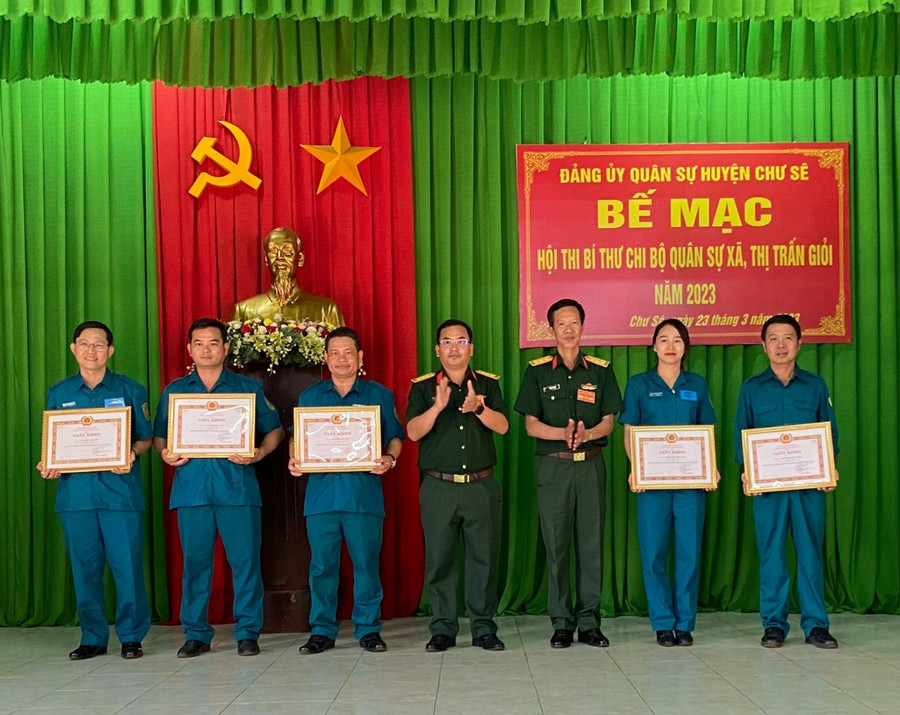 Ban tổ chức hội thi huyện Chư Sê trao giải cho các thí sinh xuất sắc. Ảnh: Hoàng Viên