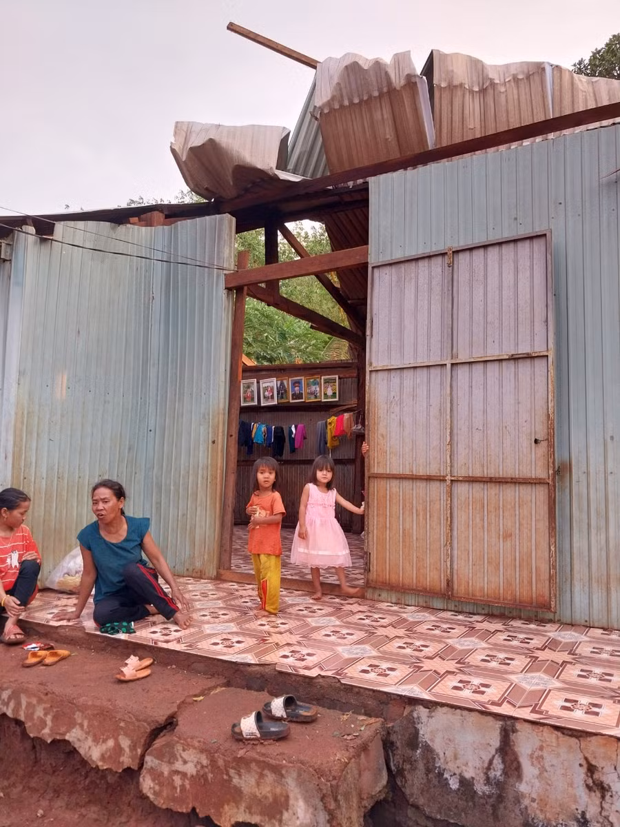 Gió lốc làm hư hỏng mái nhà của gia đình Siu Lý ở làng Bía Ngó, xã Ia Chía. Ảnh: Phương Lộc