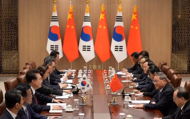 Tổng thống Hàn Quốc (thứ 3-trái) nói chuyện với Thủ tướng Trung Quốc Lý Cường (thứ 2-phải) trong cuộc gặp tại Văn phòng Tổng thống ở Seoul vào ngày 26/5. (Ảnh: AFP) Tổng thống Hàn Quốc (thứ 3-trái) nói chuyện với Thủ tướng Trung Quốc Lý Cường (thứ 2-phải) trong cuộc gặp tại Văn phòng Tổng thống ở Seoul vào ngày 26/5. (Ảnh: AFP)