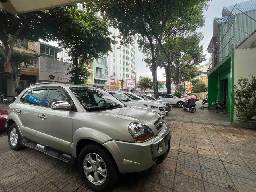 Đậu đỗ ô tô trên vỉa hè, trước nhà dân đã trở thành chuyện thường ngày ở đường Lê Hồng Phong, TP. Pleiku. Ảnh: P.V Đậu đỗ ô tô trên vỉa hè, trước nhà dân đã trở thành chuyện thường ngày ở đường Lê Hồng Phong, TP. Pleiku. Ảnh: P.V