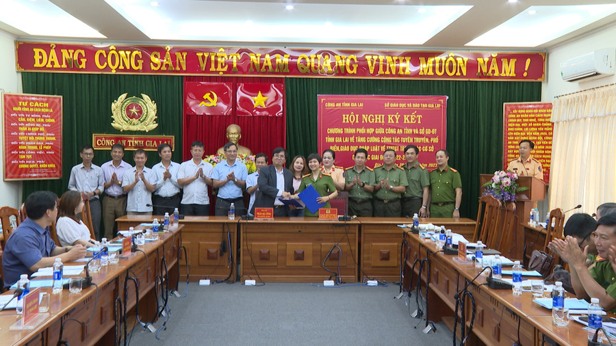 Các đơn vị ký kết chương trình phối hợp. Ảnh: Nông Hòa Các đơn vị ký kết chương trình phối hợp. Ảnh: Nông Hòa