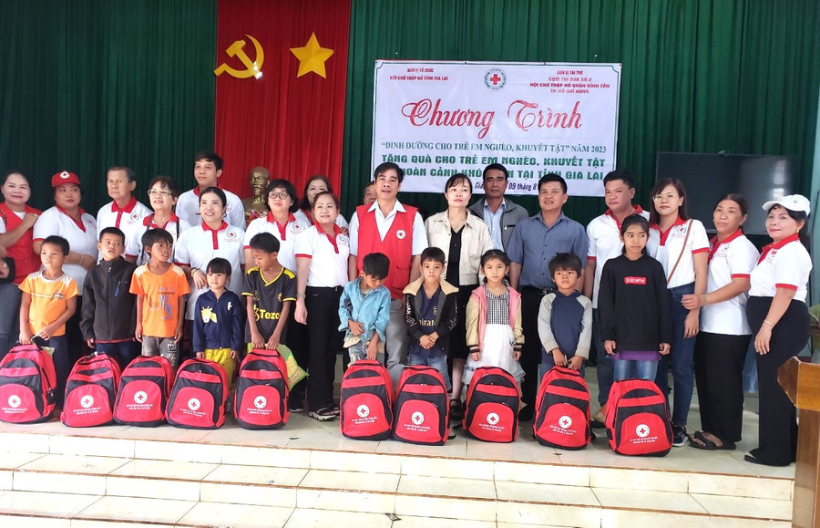 Đoàn công tác tặng quà cho các em nhỏ xã Ia Băng, huyện Chư Prông. Ảnh: Hồng Ngọc