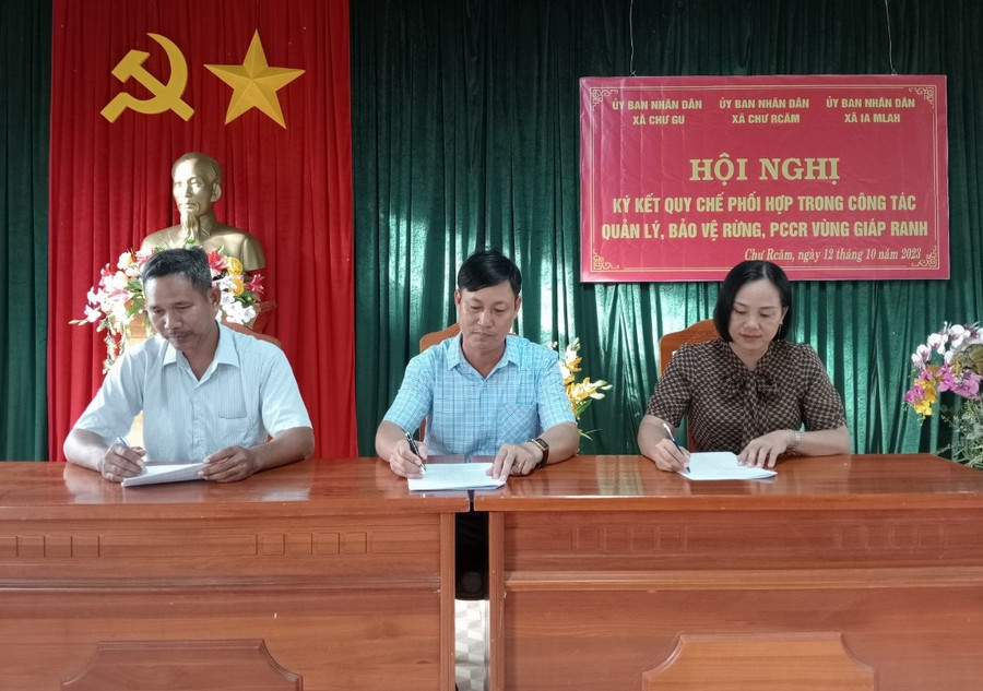 Đại diện các xã ký kết quy chế phối hợp bảo vệ rừng giáp ranh. Ảnh: Nguyễn Chi