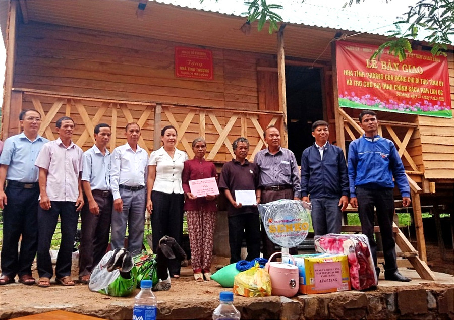 Lãnh đạo xã Đất Bằng trao nhà cho gia đình ông Rah Lan Úc. Ảnh: Lê Đại Lãnh đạo xã Đất Bằng trao nhà cho gia đình ông Rah Lan Úc. Ảnh: Lê Đại