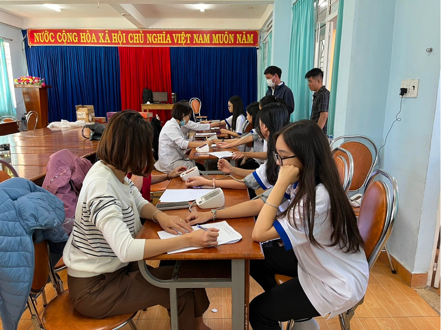 Học sinh Trường THPT chuyên Hùng Vương được đo huyết áp. Ảnh: Quang Trương