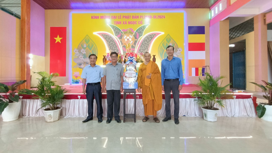 Đoàn công tác đến thăm, chúc mừng tại Tịnh xá Ngọc Cổ. Ảnh: Danh Xuân Đoàn công tác đến thăm, chúc mừng tại Tịnh xá Ngọc Cổ. Ảnh: Danh Xuân