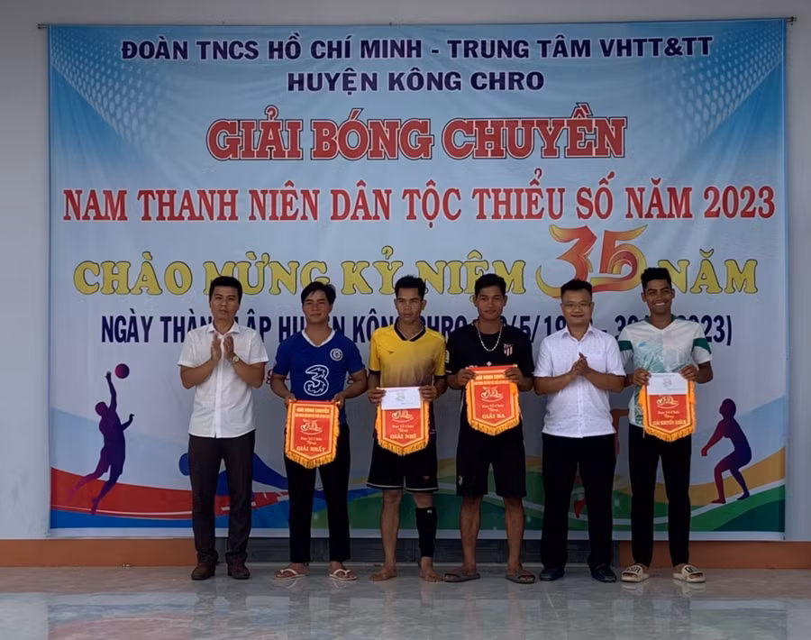 Ban tổ chức trao giải cho các đội có thành tích cao tại giải đấu. Ảnh: Thúy Ngọ