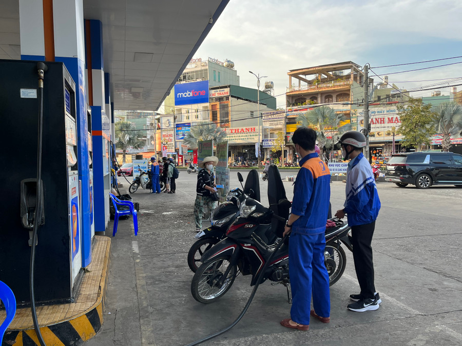 Chiều 1-2, giá xăng tiếp tục tăng. Ảnh: Phương Vi Chiều 1-2, giá xăng tiếp tục tăng. Ảnh: Phương Vi