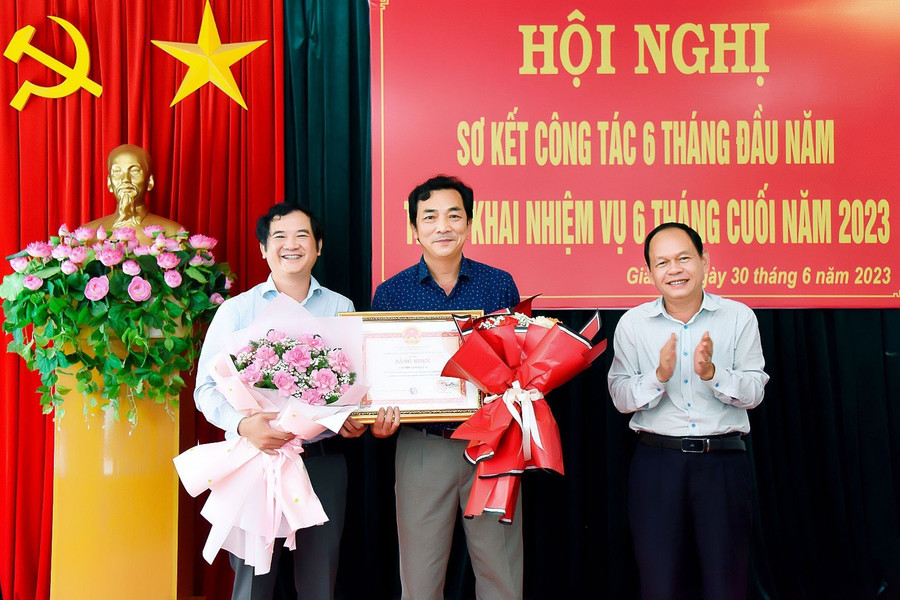 Thừa ủy quyền của Bộ trưởng Bộ Tài nguyên và Môi trường, ông Lê Văn Hưng-Giám đốc Đài Khí tượng Thủy văn khu vực Tây Nguyên đã trao bằng khen cho tập thể Báo Gia Lai vì đã có thành tích đóng góp cho sự nghiệp xây dựng và phát triển ngành Tài nguyên và Môi trường giai đoạn 2020-2022. Ảnh: Đức Thụy Thừa ủy quyền của Bộ trưởng Bộ Tài nguyên và Môi trường, ông Lê Văn Hưng-Giám đốc Đài Khí tượng Thủy văn khu vực Tây Nguyên đã trao bằng khen cho tập thể Báo Gia Lai vì đã có thành tích đóng góp cho sự nghiệp xây dựng và phát triển ngành Tài nguyên và Môi trường giai đoạn 2020-2022. Ảnh: Đức Thụy