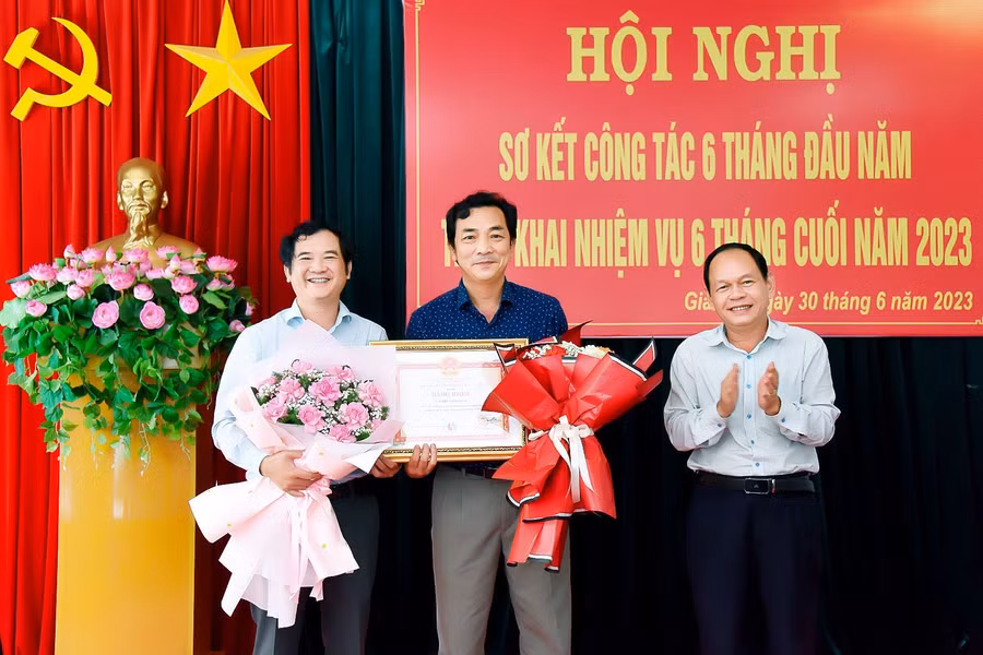 Thừa ủy quyền của Bộ trưởng Bộ Tài nguyên và Môi trường, ông Lê Văn Hưng-Giám đốc Đài Khí tượng Thủy văn khu vực Tây Nguyên đã trao bằng khen cho tập thể Báo Gia Lai vì đã có thành tích đóng góp cho sự nghiệp xây dựng và phát triển ngành Tài nguyên và Môi trường giai đoạn 2020-2022. Ảnh: Đức Thụy